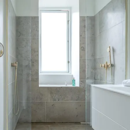 Spacious 3-bedroom In Embassy District Lejlighed *