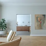 Spacious 3-bedroom In Embassy District דירה