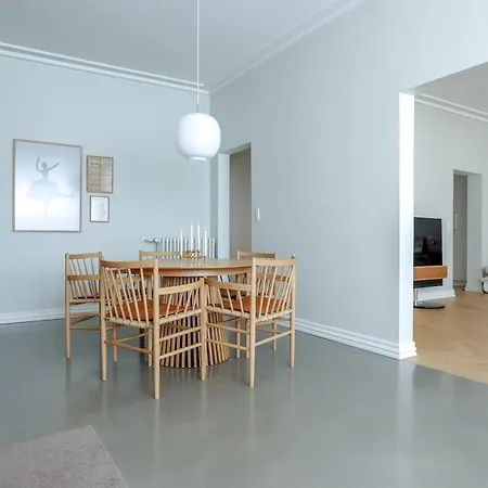 Spacious 3-bedroom In Embassy District דירה *